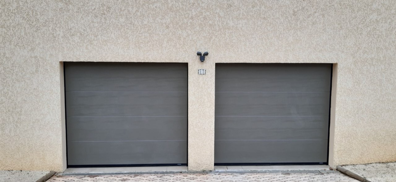 Double porte de garage sectionnelle