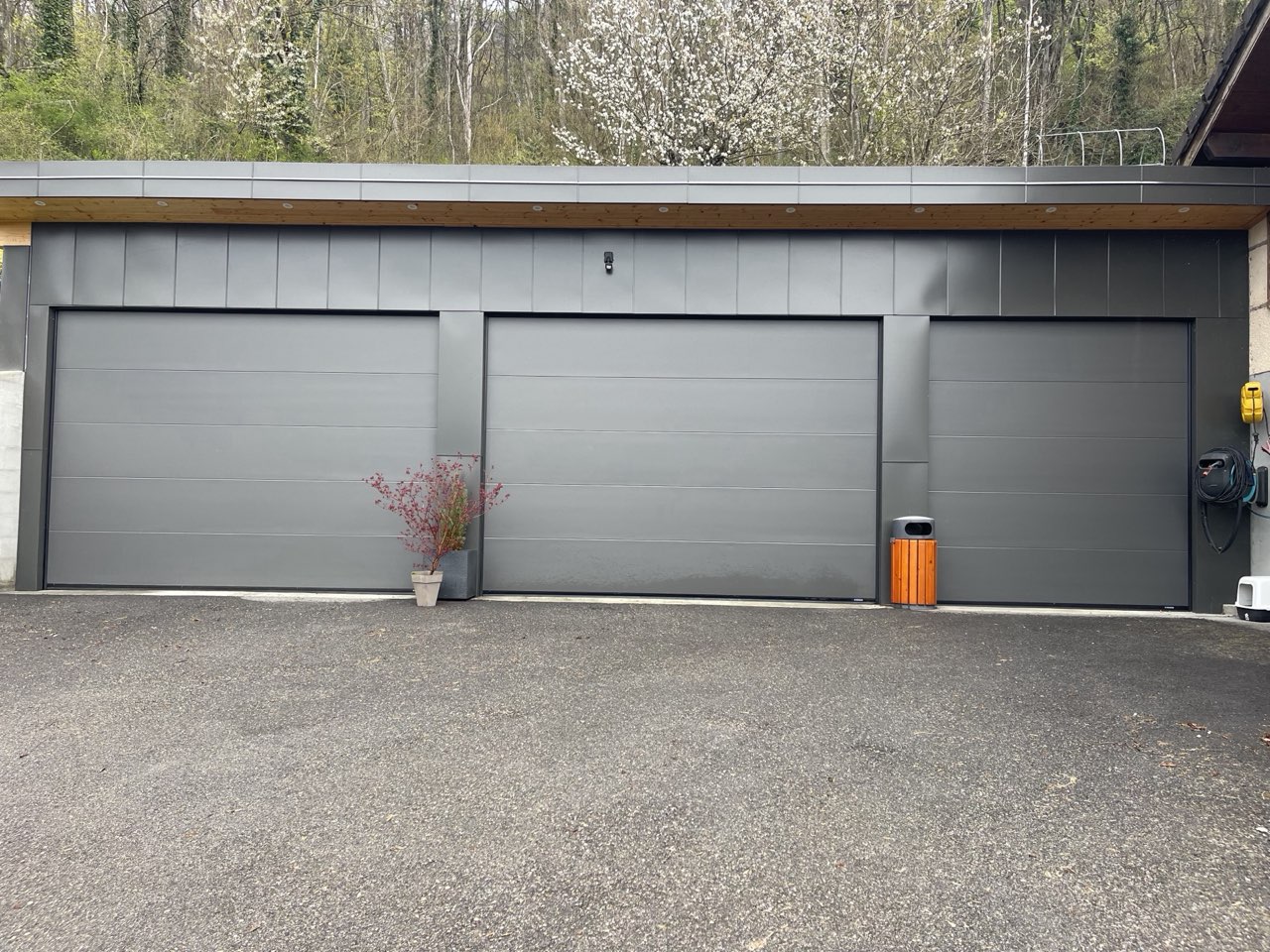 Triple porte de garage sectionnelle